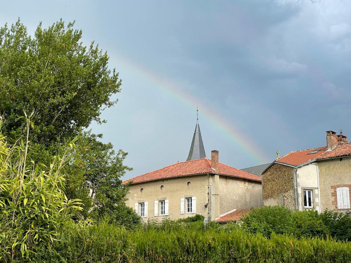 Maison Hirondelles Hotes Mezieres-sur-Issoire Exterior photo